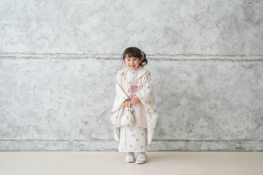七五三の白和装の女の子