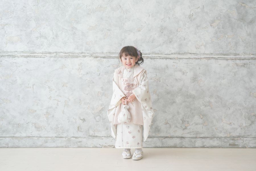 七五三の白和装の女の子