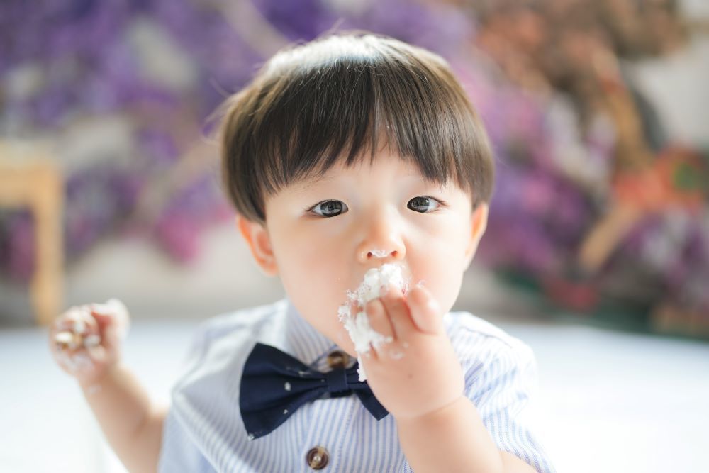 ケーキを頬張る男の子