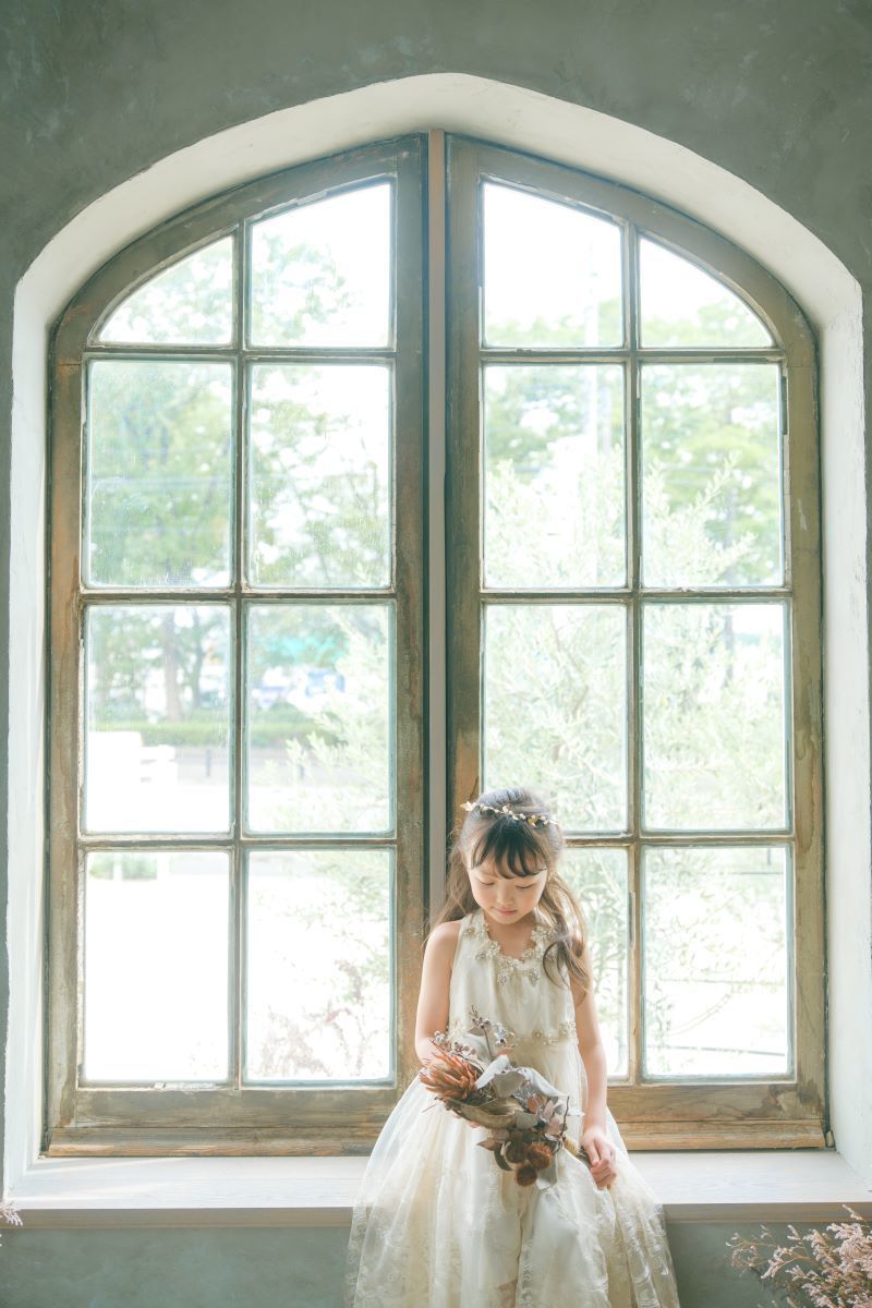 窓に座る女の子