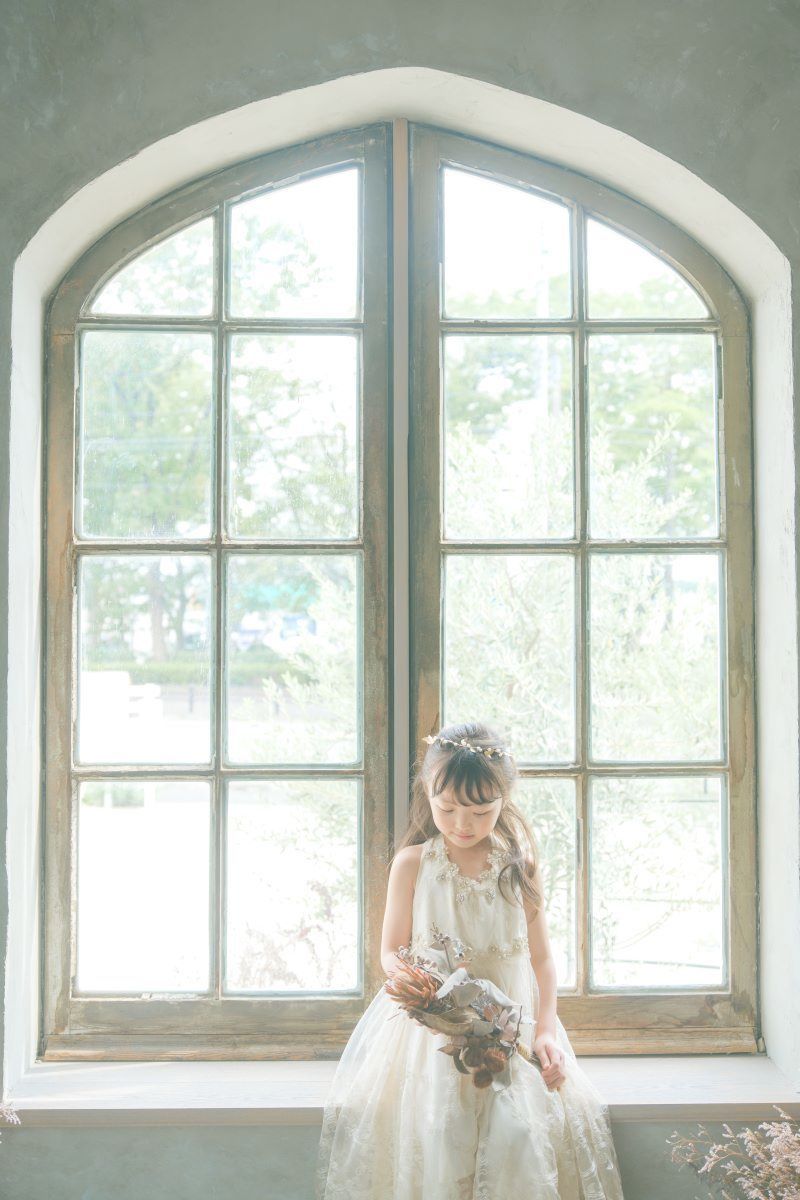 窓に座る女の子