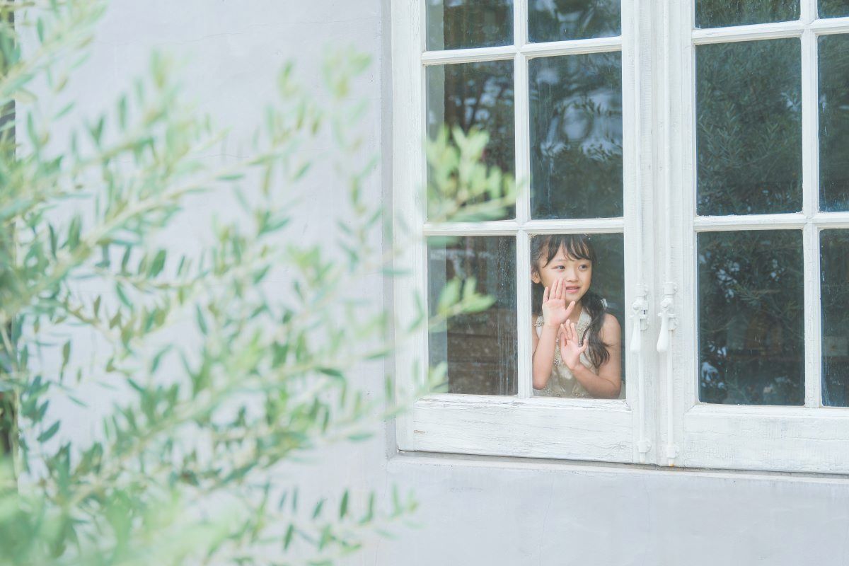 外から窓越しに撮影