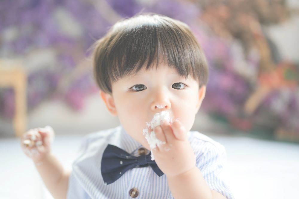 ケーキを頬張る男の子